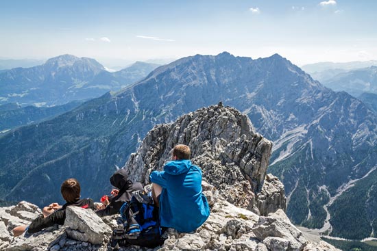 Hochalpine Tour mit Bergsteigern die die Aussicht genießen