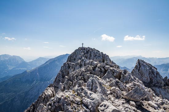 Hochalpine Tour mit dem Gipfelkreuz in Sicht
