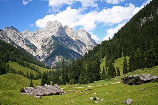 Bergkulisse mit Almen im Vordergrund Bergkulisse mit Almen im Vordergrund