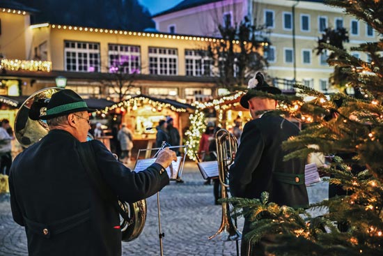 Musiker am Berchtesgadener Advent, adventliche Lichter im Hintergrund Musiker am Berchtesgadener Advent, adventliche Lichter im Hintergrund