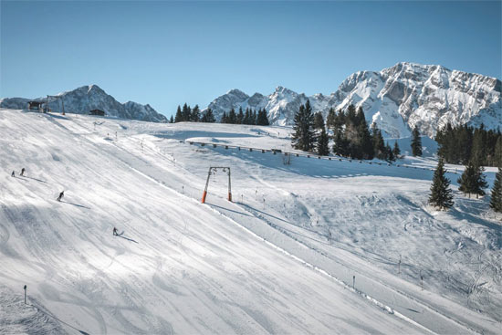 Skigebiet aus der Vogelperspektive bei sonnigem Winterwetter Skigebiet aus der Vogelperspektive bei sonnigem Winterwetter