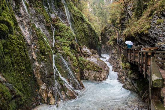 Spaziergang durch die Almbachklamm an einem Regentag Spaziergang durch die Almbachklamm an einem Regentag