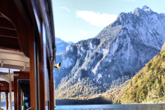 Aussicht vom Schiff mit Blick auf den Königssee und die Berge Aussicht vom Schiff mit Blick auf den Königssee und die Berge