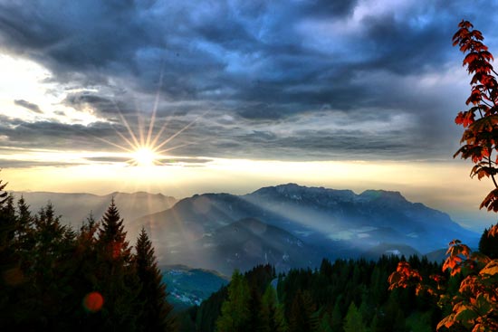 Rossfeldstraße bei herbstlicher Abendstimmung über dem Untersberg Rossfeldstraße bei herbstlicher Abendstimmung über dem Untersberg