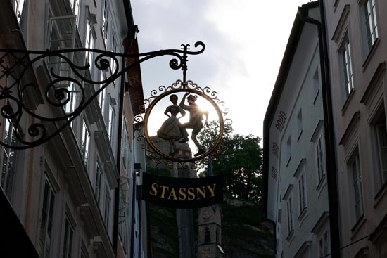 Altstadt Salzburg im Detail ein Schild Altstadt Salzburg im Detail ein Schild
