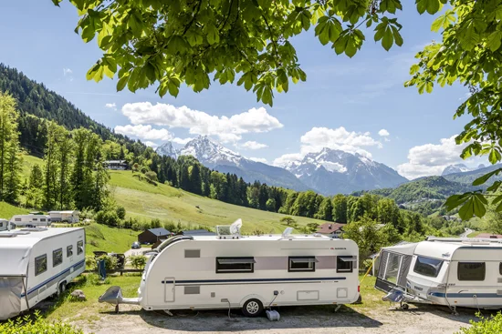 Campingplatz mit Blick auf den Watzmann, im Vordergrund sind zwei Wohnwagen zu sehen. Campingplatz mit Blick auf den Watzmann, im Vordergrund sind zwei Wohnwagen zu sehen.