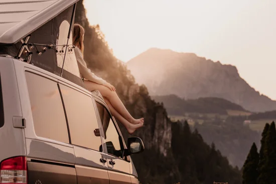 Zwei Campingbusse bei schönem Sommerwetter. Zwei Campingbusse bei schönem Sommerwetter.