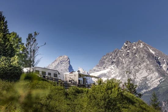 Zwei Wohnwagen die auf einer Anhöhe stehen mit direktem Blick auf den Watzmann. Zwei Wohnwagen die auf einer Anhöhe stehen mit direktem Blick auf den Watzmann.