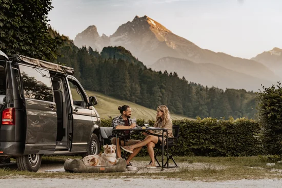 Ein Spielplatz am Campingplatz. Im Hintergrund steht ein Camper. Ein Spielplatz am Campingplatz. Im Hintergrund steht ein Camper.