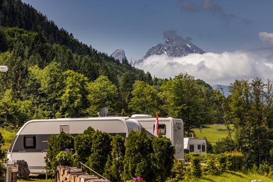 Wohnwagen am Camping Resort Allweglehen mit Blick auf die Bergkulisse. Wohnwagen am Camping Resort Allweglehen mit Blick auf die Bergkulisse.