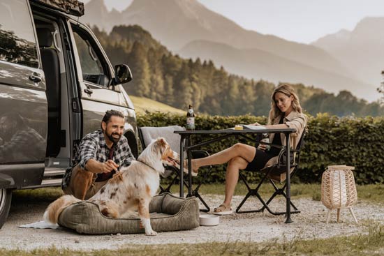 At the Allweglehen campsite with a view of the Watzmann, a couple enjoys their vacation with their dog. At the Allweglehen campsite with a view of the Watzmann, a couple enjoys their vacation with their dog.