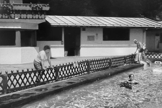 Das Schwimmbad und das Sanitärgebäude früher Das Schwimmbad und das Sanitärgebäude früher