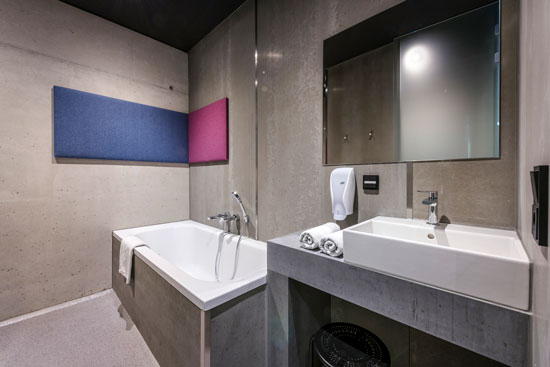 Innenansicht behindertengerechtes Bad mit Badewanne und Waschbecken. Innenansicht behindertengerechtes Bad mit Badewanne und Waschbecken.