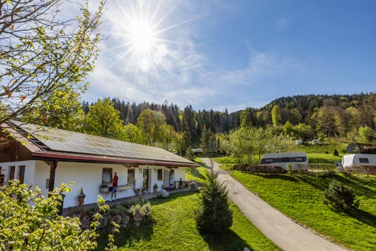 Außenansicht vom kleineren Sanitärgebäude mit Blick auf den Campingplatz. Außenansicht vom kleineren Sanitärgebäude mit Blick auf den Campingplatz.