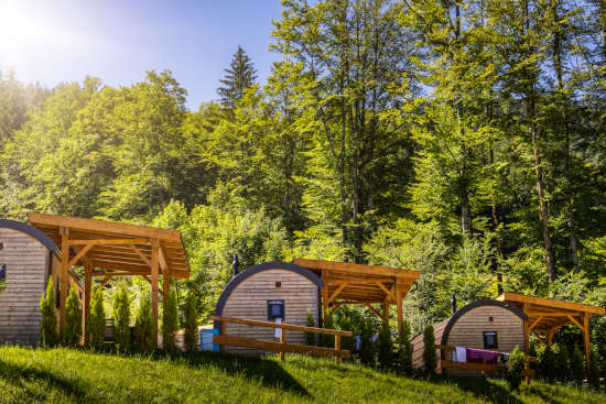 Außenansicht Almkaser an einem sonnigen Tag Außenansicht Almkaser an einem sonnigen Tag