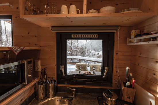 Almkaser innen Küchenzeile mit Blick nach draußen auf die Außenterrasse. Almkaser innen Küchenzeile mit Blick nach draußen auf die Außenterrasse.