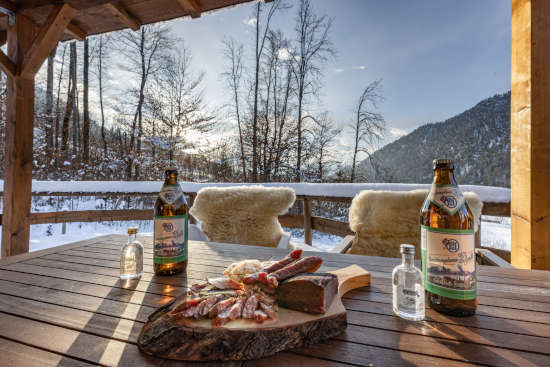 Almkaser Terrasse im Winter mit Brotzeit und Bier Almkaser Terrasse im Winter mit Brotzeit und Bier