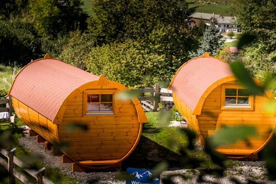 Campingfässer von außen im Sommer Campingfässer von außen im Sommer