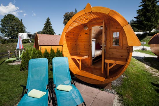 Campingfässer von vorne an einem Sommertag. Campingfässer von vorne an einem Sommertag.