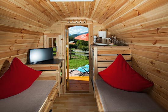 Campingfass von innen mit Blick nach draußen. Campingfass von innen mit Blick nach draußen.