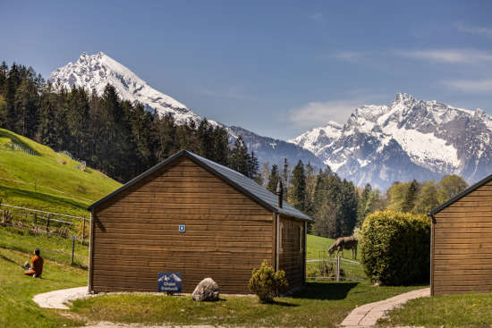 Hinteransicht Chalet mit Blick auf die Berge. Hinteransicht Chalet mit Blick auf die Berge.