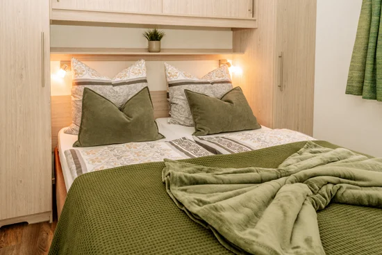 Großes Schlafzimmer mit Doppelbett.