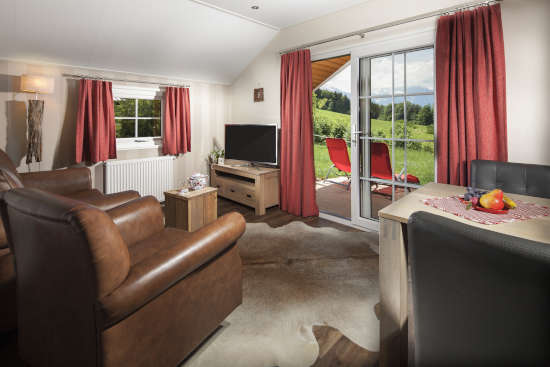 Innenansicht Wohnbereich Chalets mit Blick ins Grüne. Innenansicht Wohnbereich Chalets mit Blick ins Grüne.