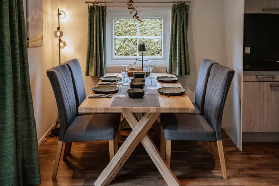 Innenansicht Essbereich mit gedeckten Tisch.