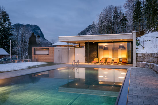 Wellnessbereich beleuchtet im Winter bei Abendstimmung