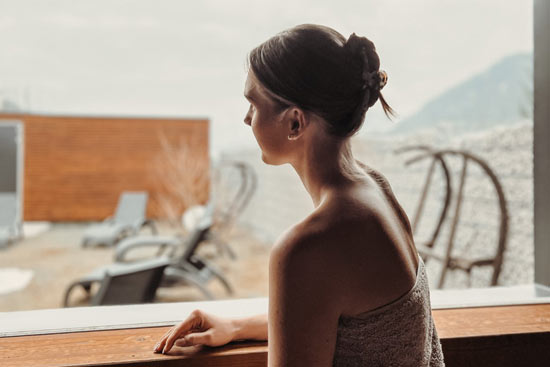 Detailfoto, Model von hinten mit Blick in den Saunabereich Detailfoto, Model von hinten mit Blick in den Saunabereich