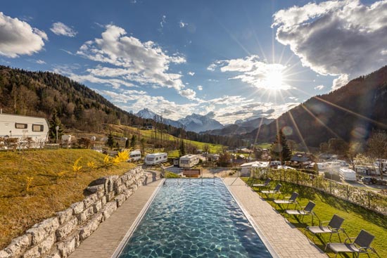 Infinity Pool im Vordergrund, im Hintergrund die Bergkulisse und der Campingplatz Infinity Pool im Vordergrund, im Hintergrund die Bergkulisse und der Campingplatz