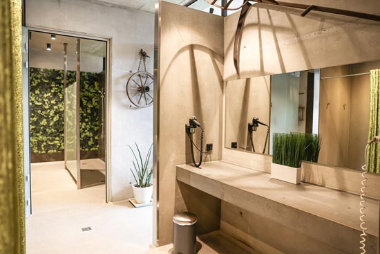 Wellness area with showers Wellness area with showers