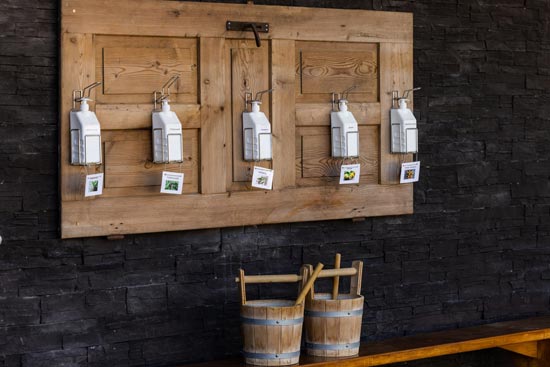 Saunaspender vor dunkler Steinwand Saunaspender vor dunkler Steinwand