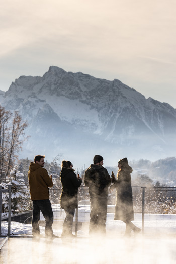 Junge Gäste am beheizten Pool an einem sonnigen Wintertag. Junge Gäste am beheizten Pool an einem sonnigen Wintertag.