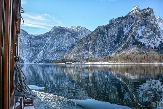 Auf dem Schiff über den Königssee in herrlicher Winterkulisse & reflektierenden See.