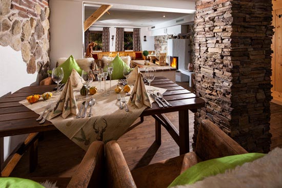 Restaurantbereich am Camping Resort Allweglehen mit gedeckten Tisch im Vodergrund.