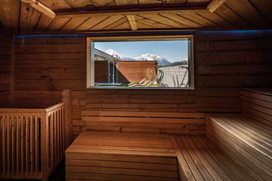 Aussicht aus der Sauna, mit Blick auf die verschneiten Berge & den Wellnessbereich. Aussicht aus der Sauna, mit Blick auf die verschneiten Berge & den Wellnessbereich.