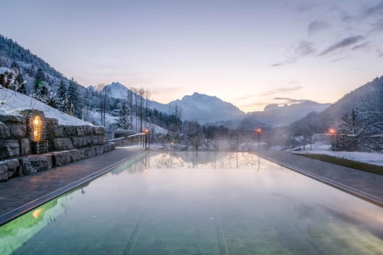 Abendstimmung am Pool mit Fackeln um den Pool & Blick auf die Berchtesgadener Bergkulisse. Abendstimmung am Pool mit Fackeln um den Pool & Blick auf die Berchtesgadener Bergkulisse.