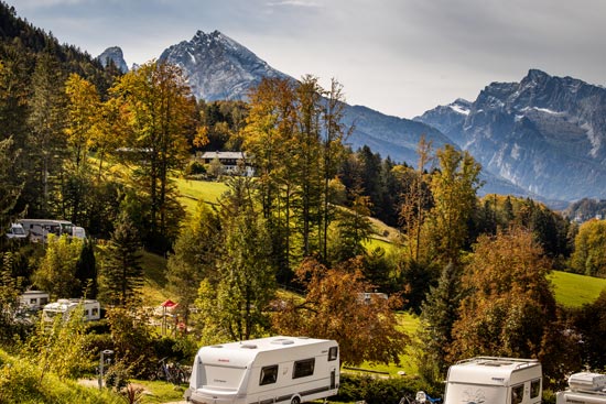 Campingplatz mit Blick auf den Watzmann, im Vordergrund sind zwei Wohnwagen zu sehen. Campingplatz mit Blick auf den Watzmann, im Vordergrund sind zwei Wohnwagen zu sehen.