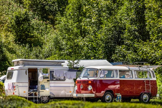 Zwei Campingbusse bei schönem Sommerwetter. Zwei Campingbusse bei schönem Sommerwetter.